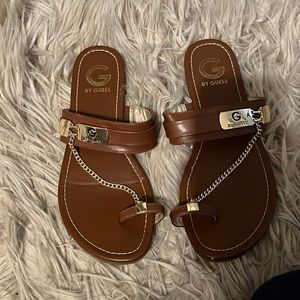 Guess sandal with gold chain